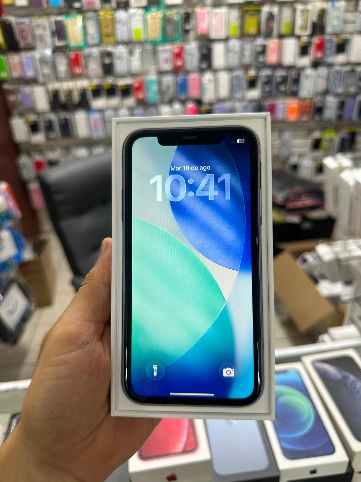 Iphone 11 de 64 gb purpura de exhibición