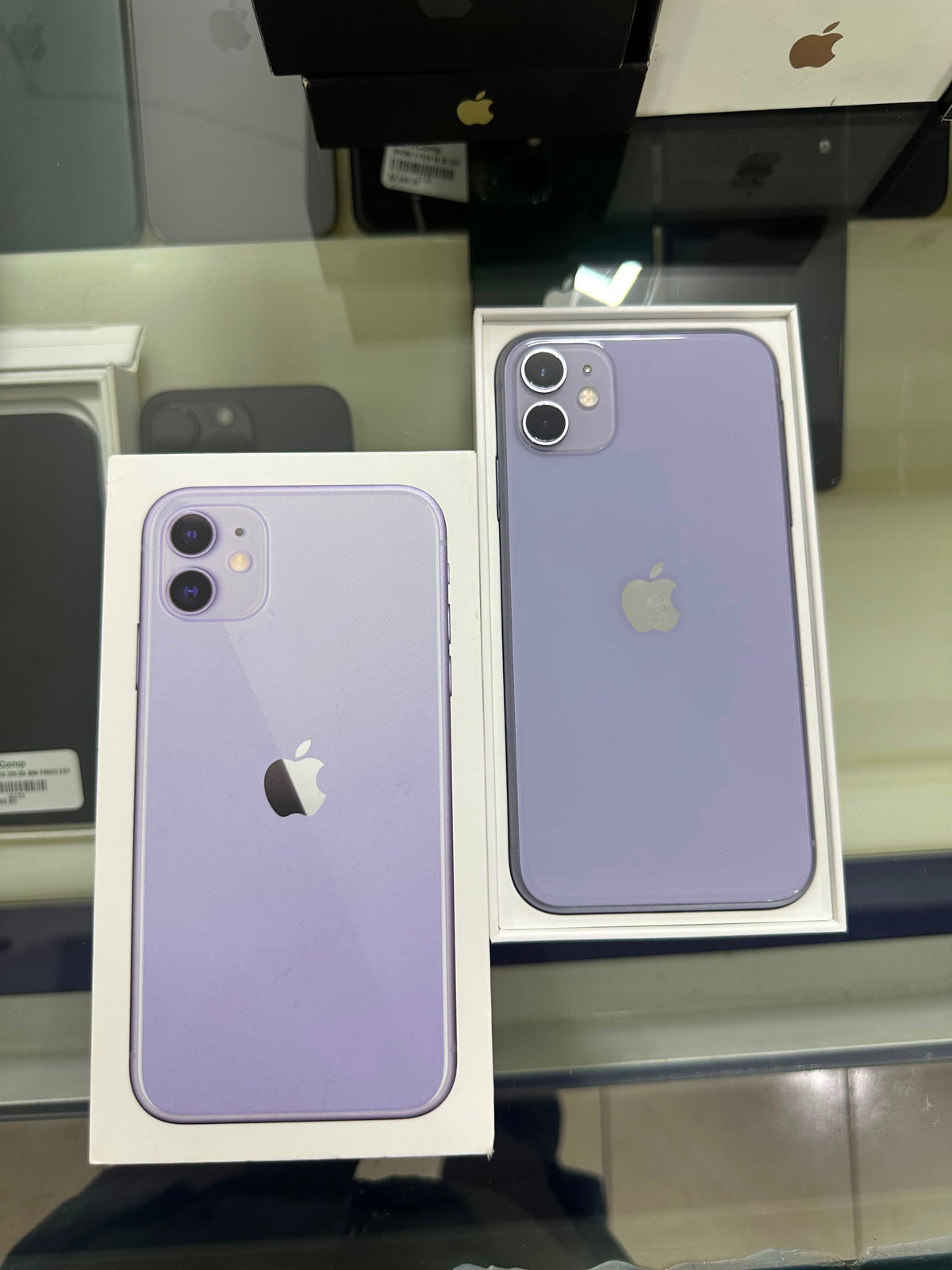 Iphone 11 de 64 gb purpura de exhibición