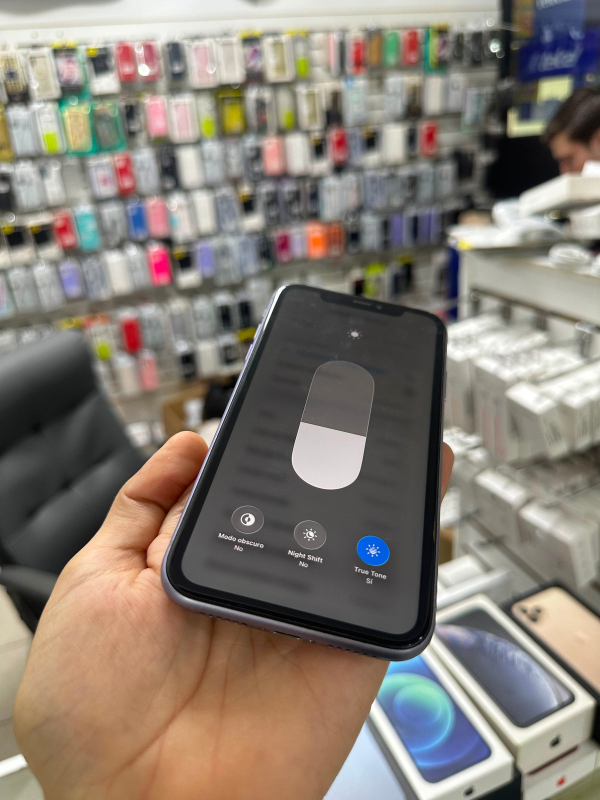 Iphone 11 de 64 gb purpura de exhibición